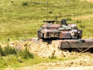 Αμερικανική πρεσβεία στην Αθήνα: Φωτογραφία με ελληνικό Apache και Leopard 2HEL